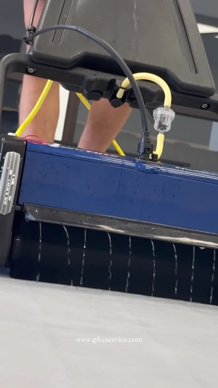 Extraction head pulling moisture from the seams of Aon Jiu Jitsu mats
